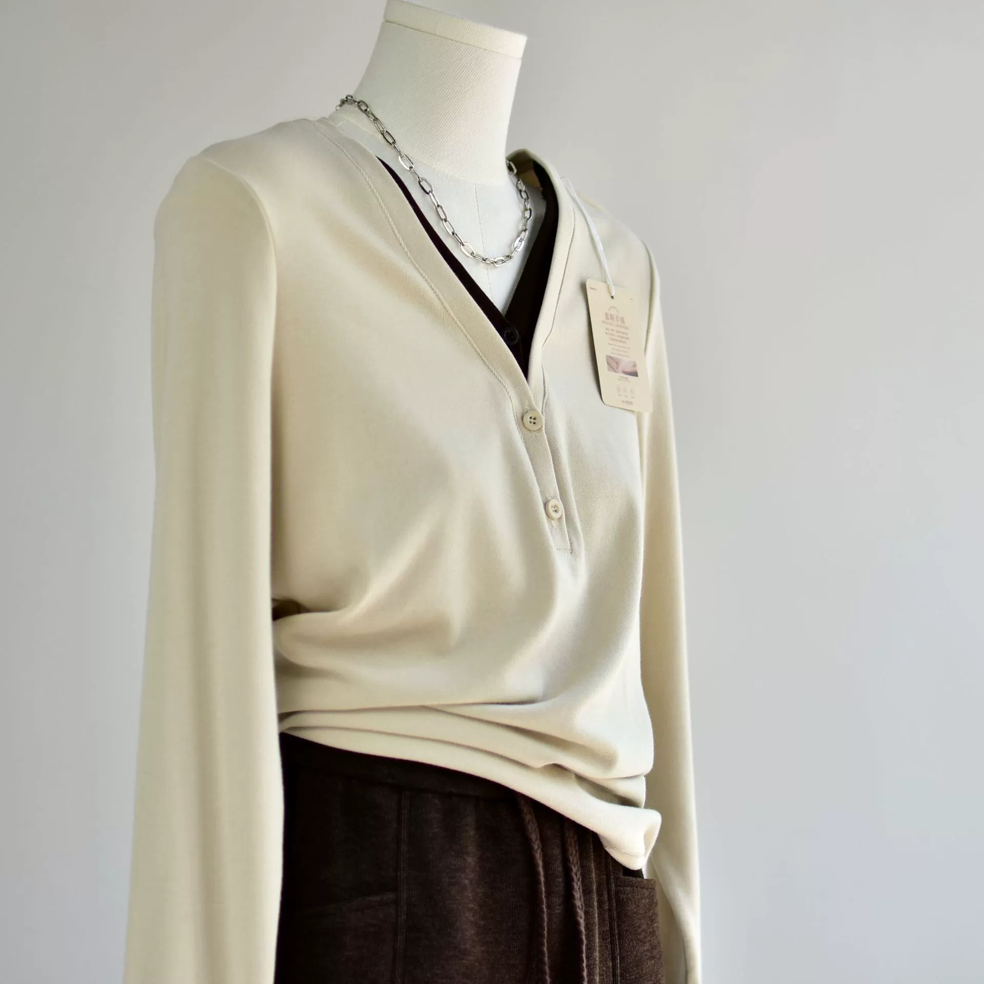 [Свитер с лебедем контрастного цвета] Осенне-зимний новый стильный вязаный кардиган из хлопка и акрила с v-образным вырезом и контрастной расцветкой, имитирующий двухслойный комплект.