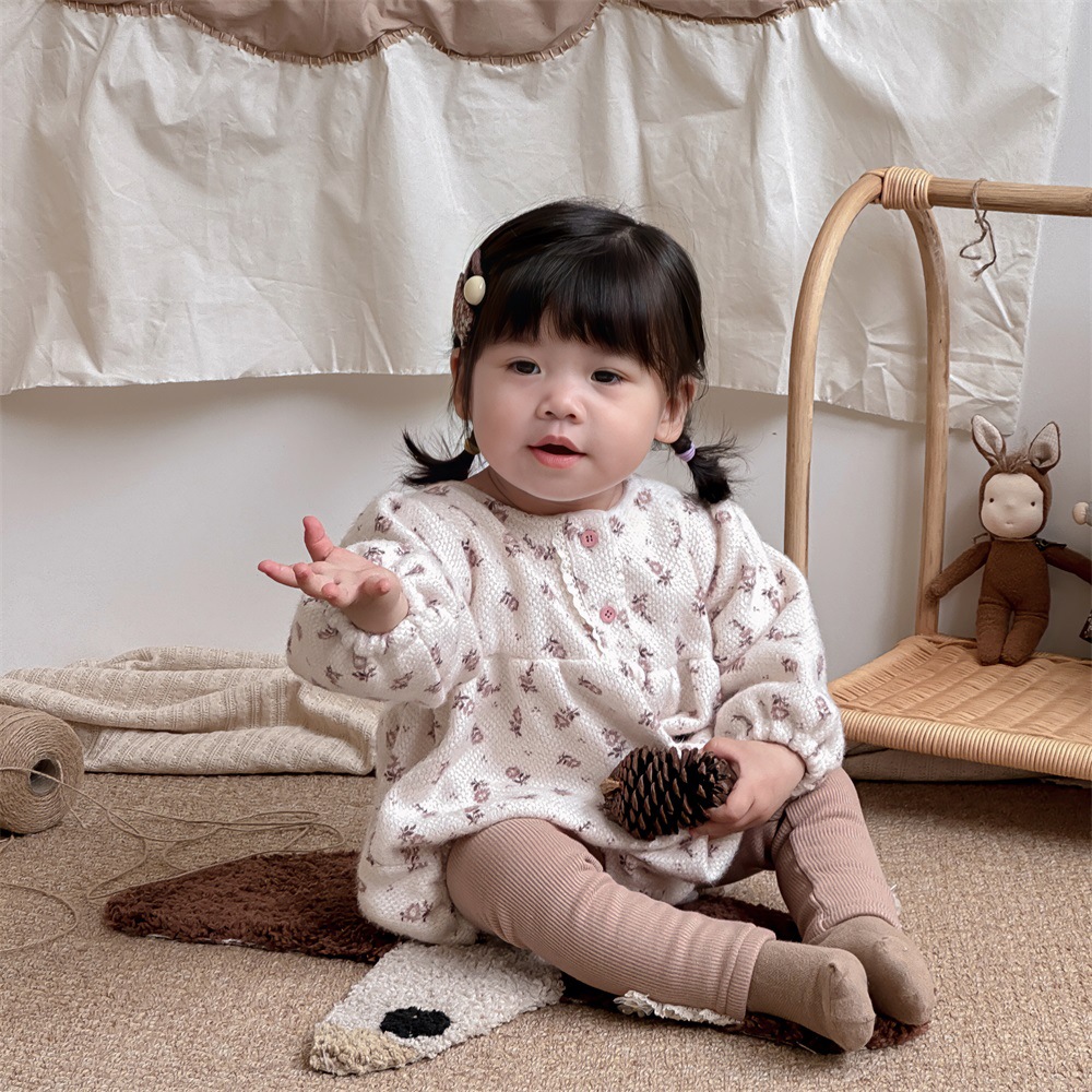 Ropa de bebé, modelos de otoño e invierno, mameluco triangular de manga larga, mono floral dulce, bebé femenino de estilo occidental más abrigo de terciopelo