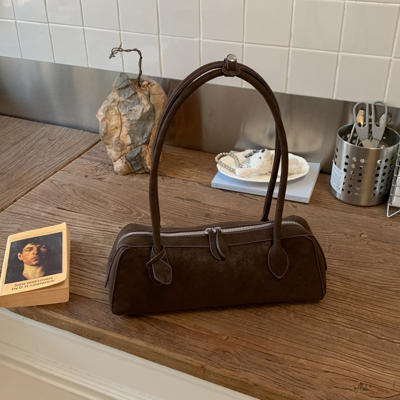 Große Wildleder-Baguette-Tasche für Damen, 2026, neuer trendiger matter Retro-Stil, einseitig schulterfrei, ideal für Pendler, mit Kissenbezug._voghion.com