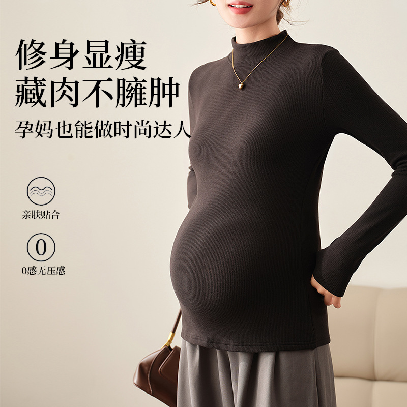 妊婦の半高襟とベルベットの厚いシャツの中に妊娠期の上着を着て秋冬に長袖の妊婦服を着て出産する|undefined