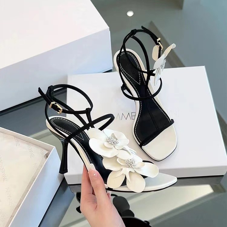 Hochwertige, weiße Sandalen mit Blumenmuster, offener Zehenpartie und Feenmotiv, einriemig, mit dünnem Absatz und eckiger Zehenpartie._voghion.com