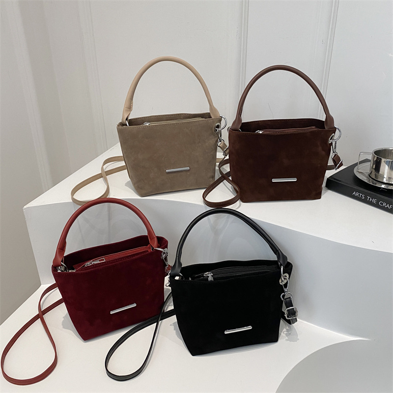 Bolsa de balde para mujeres 2025 nueva primavera de mujeres de estilo extranjero, bolso de transporte de seda esmerizado, bolso de mochila