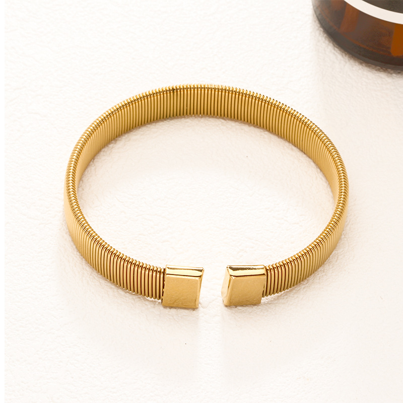 Fábrica en stock al por mayor de Europa y América transfronteriza de acero inoxidable en forma de C pulsera abierta ajustable chapado en oro 18K personalidad no se desvanece