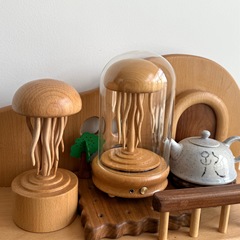 木の子供のクラゲの音楽の箱の八音は癒して木の工芸品の置物のネットの赤いクラゲの贈り物の贈り物を解凍します。