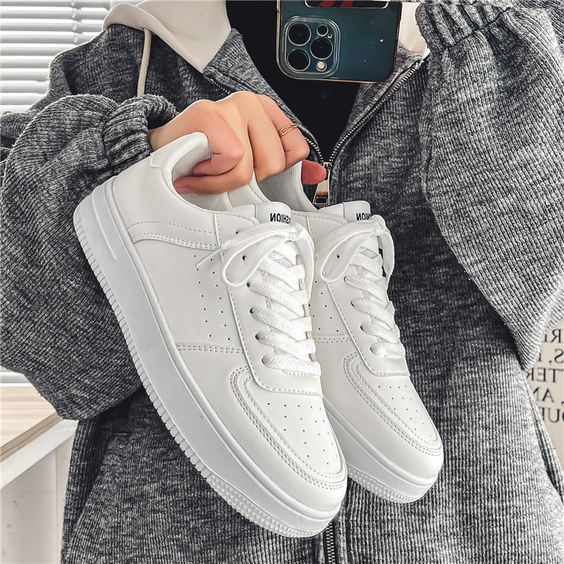 Zapatos de skate para hombres primavera 2026 nuevos zapatos de red deportivos casuales transpirables tendencia juvenil universal color sólido zapatos blancos para hombres