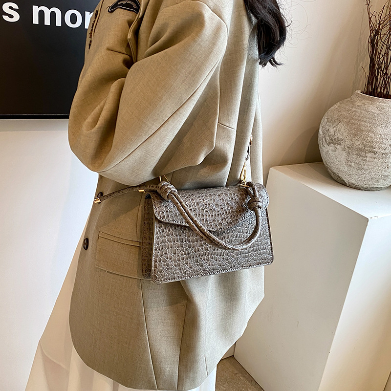 Cara brillante simple y elegante bolso coreano de nudo 2024, nuevo estilo extranjero, bolso de alto valor, bolso pequeño.