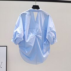 クロスボーダーの女性のデザイン感の透かし彫りの露背のシャツの女性の2024夏の薄いタイプのカジュアルなゆったりした上着の女性の半袖