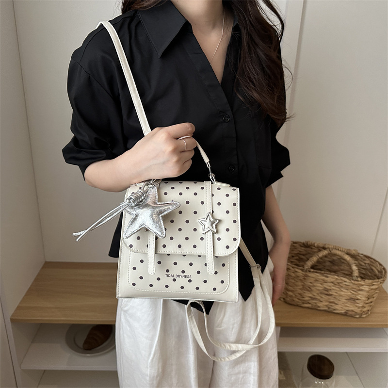 Bolsa de hombro coreana de estilo universitario de ondas 2026 nueva moda simple versátil mochila de mano de viaje