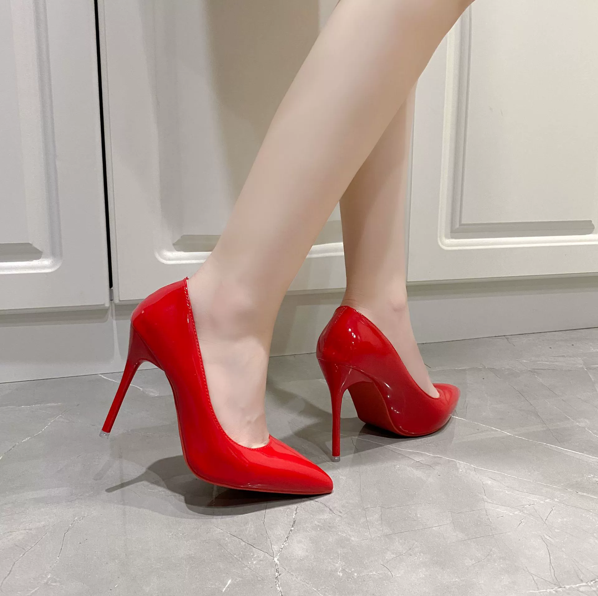 Женские туфли-лодочки на низком каблуке, новый стиль, нюдовый цвет, заостренный носок, внутренняя платформа, лакированная кожа, офисные туфли.