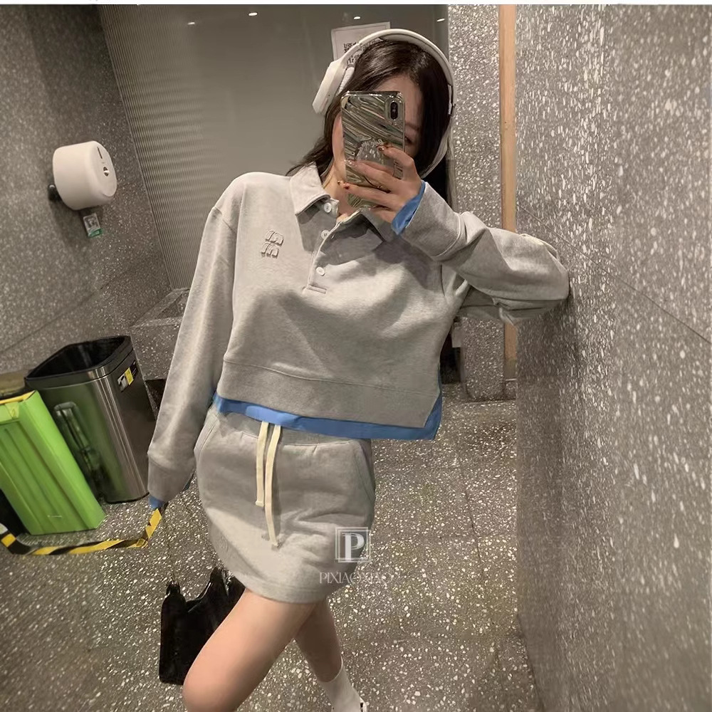 In stock: 25 early spring new Miu style faux two-piece color-blocked shirt sweatshirt, classic collared short sweatshirt for girls.