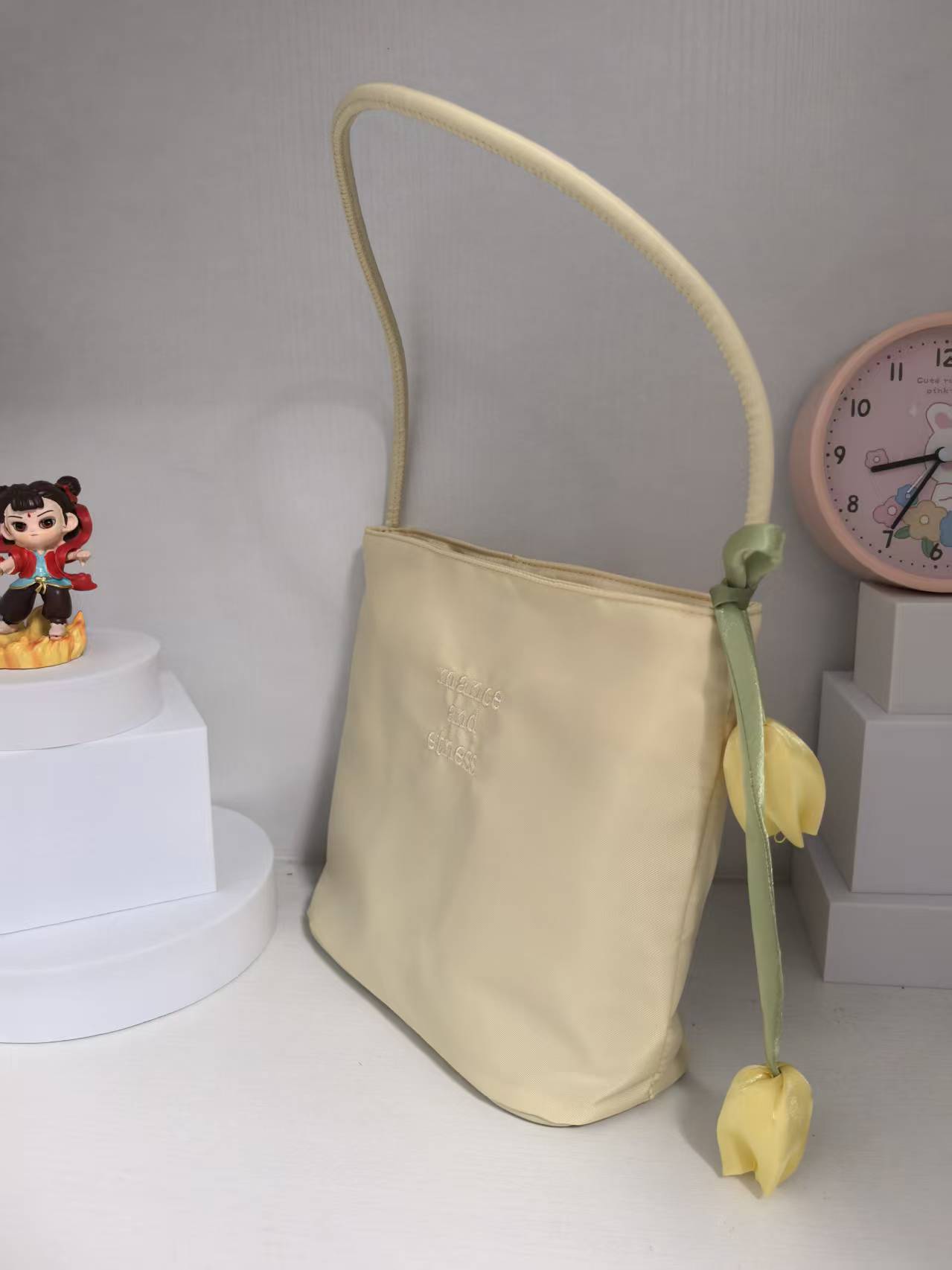 (Large style single hand carry) light yellow color does not include pendants