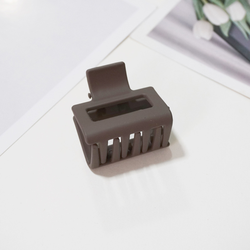Pinza shark cuadrada tamaño mediano (4-5cm) – color marrón mate, para cola alta