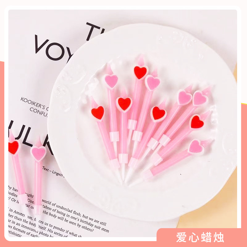 愛のろうそくの少女の心の誕生日ケーキの装飾はピンクのハート型のパーティーのろうそくのケーキの装飾のプラグインを並べます。|undefined