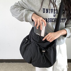 韓国版の新型ナイロンのしわの包みの大容量の学生は斜めに掛けて女子学生の高級感の小さい大衆の肩掛けの女性を包みます。