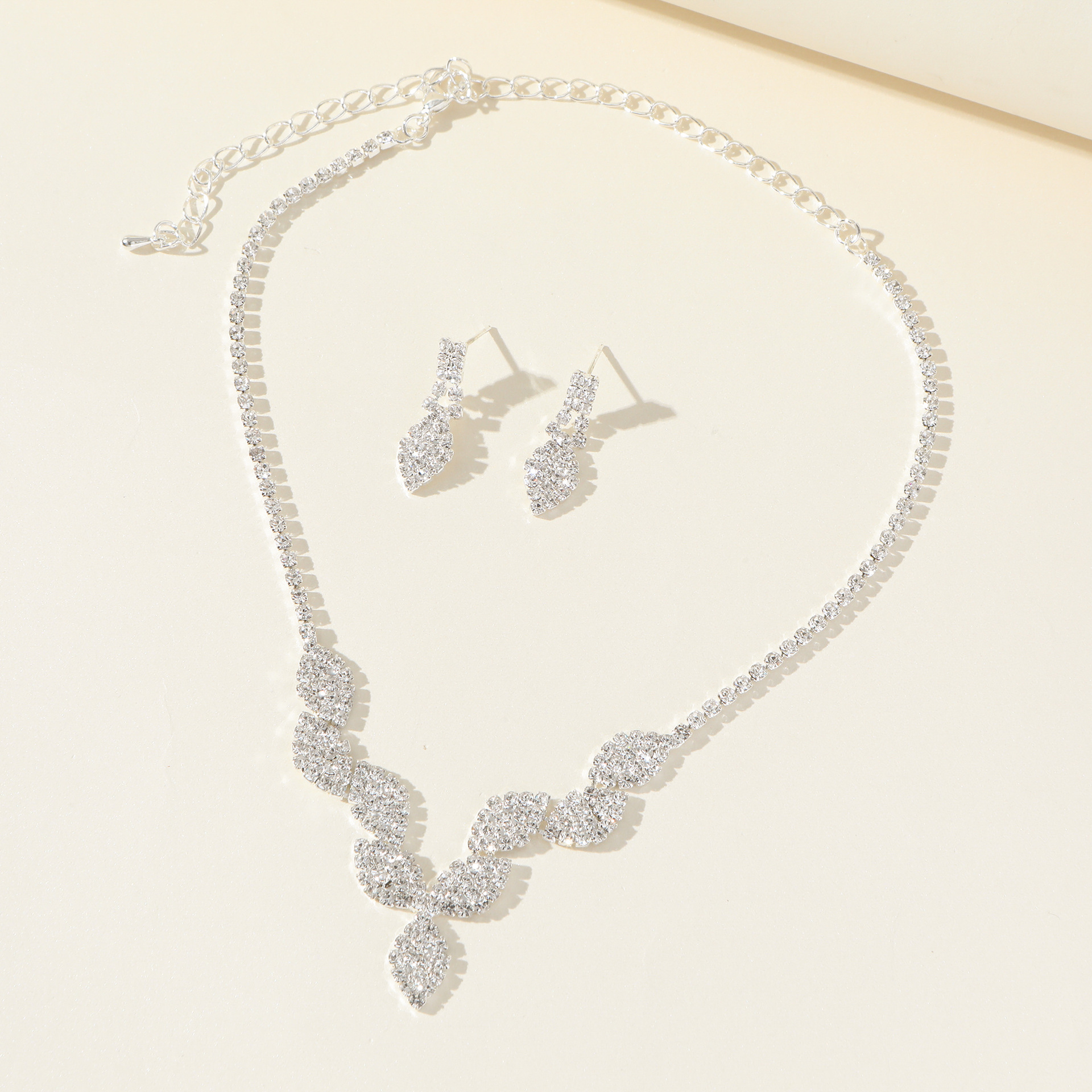 Simple Style Classic Style Waves Rhinestone Inlay Rhinestones Women's Necklace display picture 5