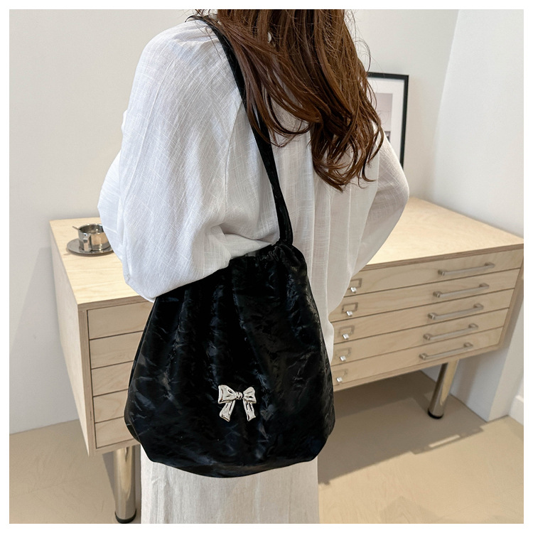 Large-capacity, elegant commuter tote bag, bow single-shoulder bag, distinctive pleated crossbody bag, 2024 new style bag trend undefined