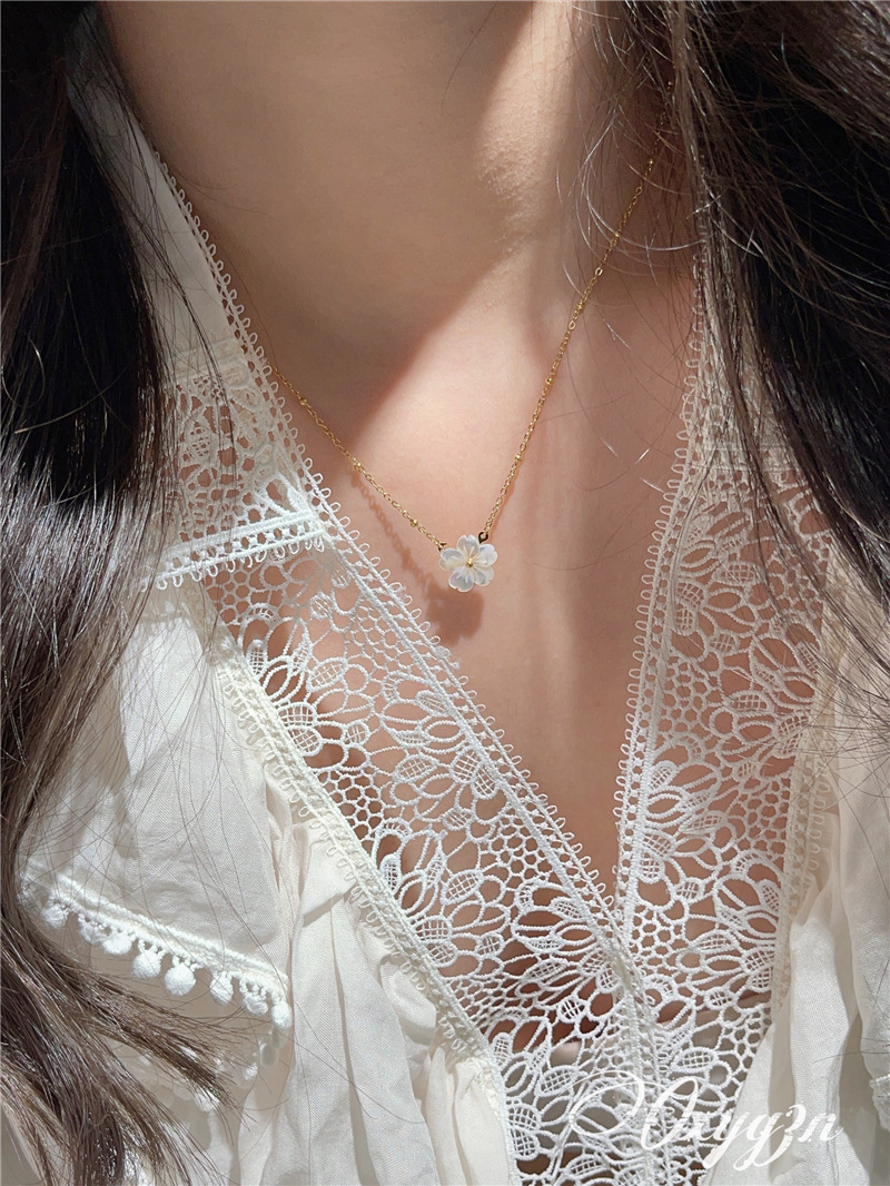 18K Gold Plated Plating Material Shell Inlay Material Sweet Flower Titanium Steel Plating Shell 18k Gold Plated Pendant Necklace