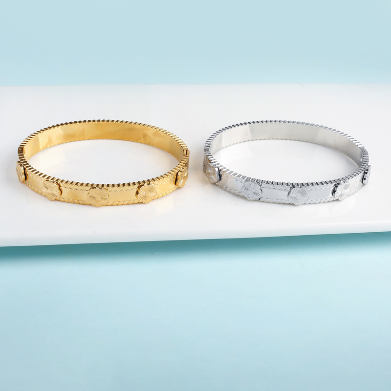 Metal Y2K Style Plum Blossom Five-leaf Flower Opening Adjustable Bracelet Stainless Steel 18K Gold Plated Cross-border Explosions Three-leaf