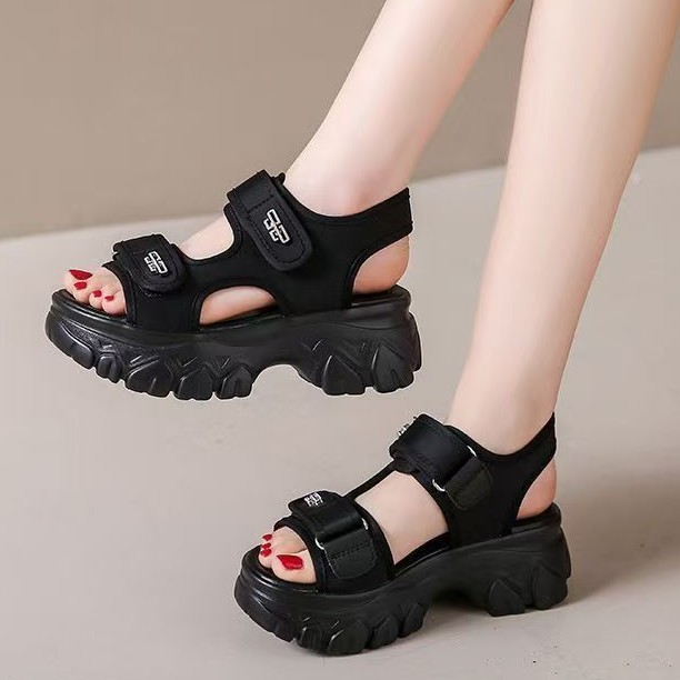 2026 verano nuevo muffin de estilo de moda super caliente con una sensación de mierda sólida sandalias velcro