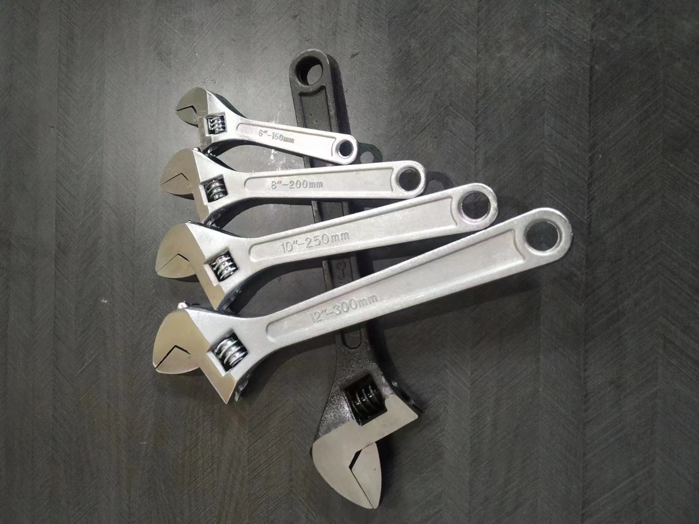 厂家直供高强度45钢中性活动扳手批发