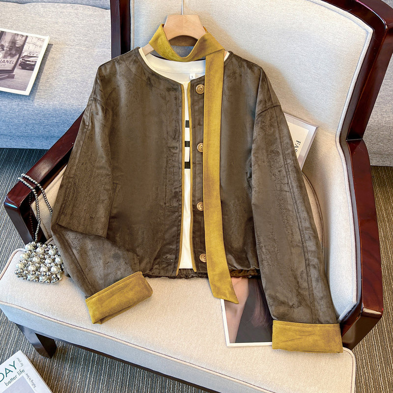 This year's trendy green round-neck suede jacket for women, a short style for early autumn 2026, featuring a shawl-like design and a velvety texture This year's trendy green round-neck suede jacket for women, a short style for early autumn 2026, featuring a shawl-like design and a velvety texture
