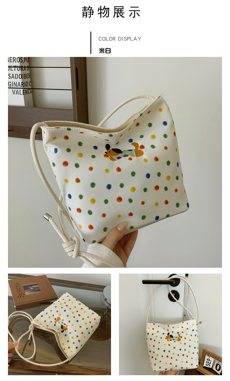 This year, polka dot canvas bags are in vogue for women's autumn and winter 2024. The new versatile commuter single-shoulder crossbody bag is in vogue undefined