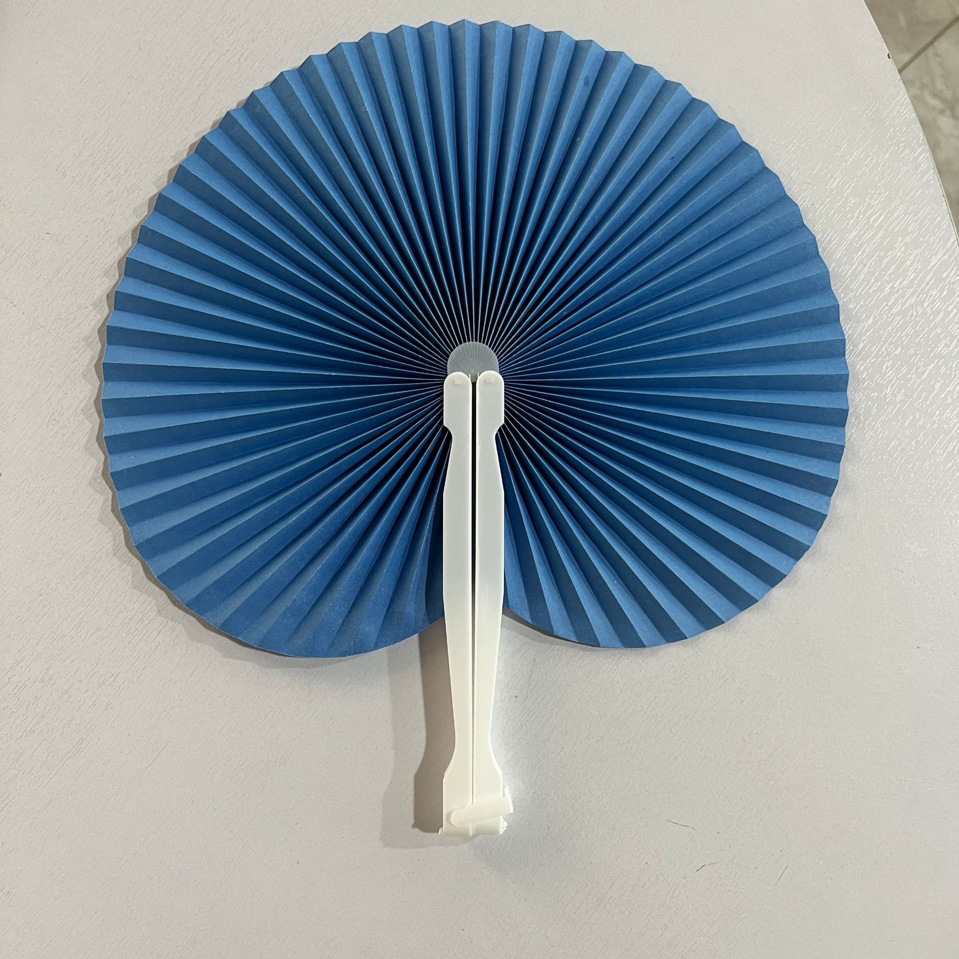 파란색 둥근 종이 팬