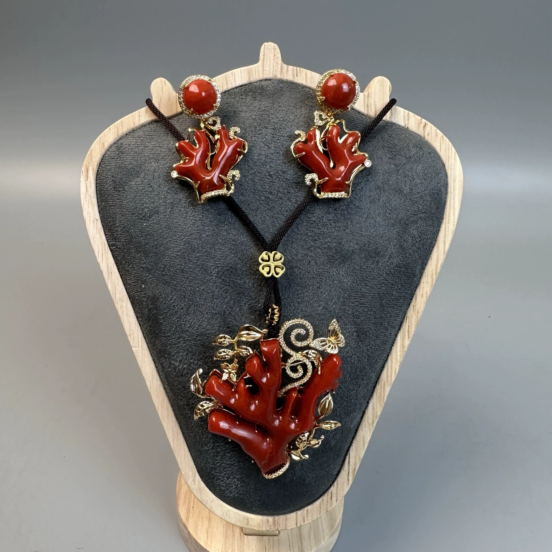 Новые тибетские серьги, кулоны и колье, комплект из двух предметов, желтое золочение, невыцветающее, антикоралловое.