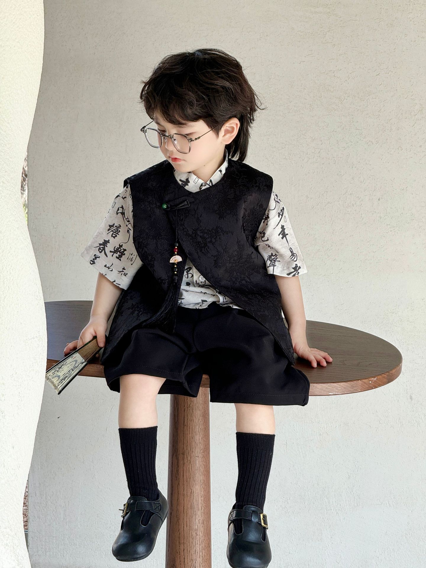 Китайский жаккардовый жилет + черные шорты в том же стиле 219