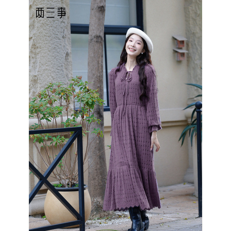 两三事 夜岚凭风 2025冬季新款蝴蝶结绑带v领扭结针织连衣裙长裙