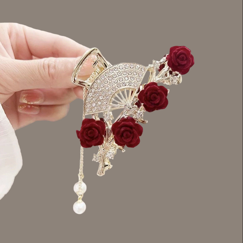 몰려든 부채꼴 모양의 라인스톤 술