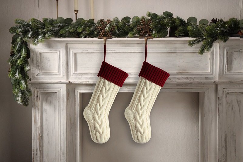 Gestrickte dekorative Weihnachtsstrümpfe Hängestück Farblich passende vergrößerte Staffelung Fried Dough Twists 46 groß_voghion.com