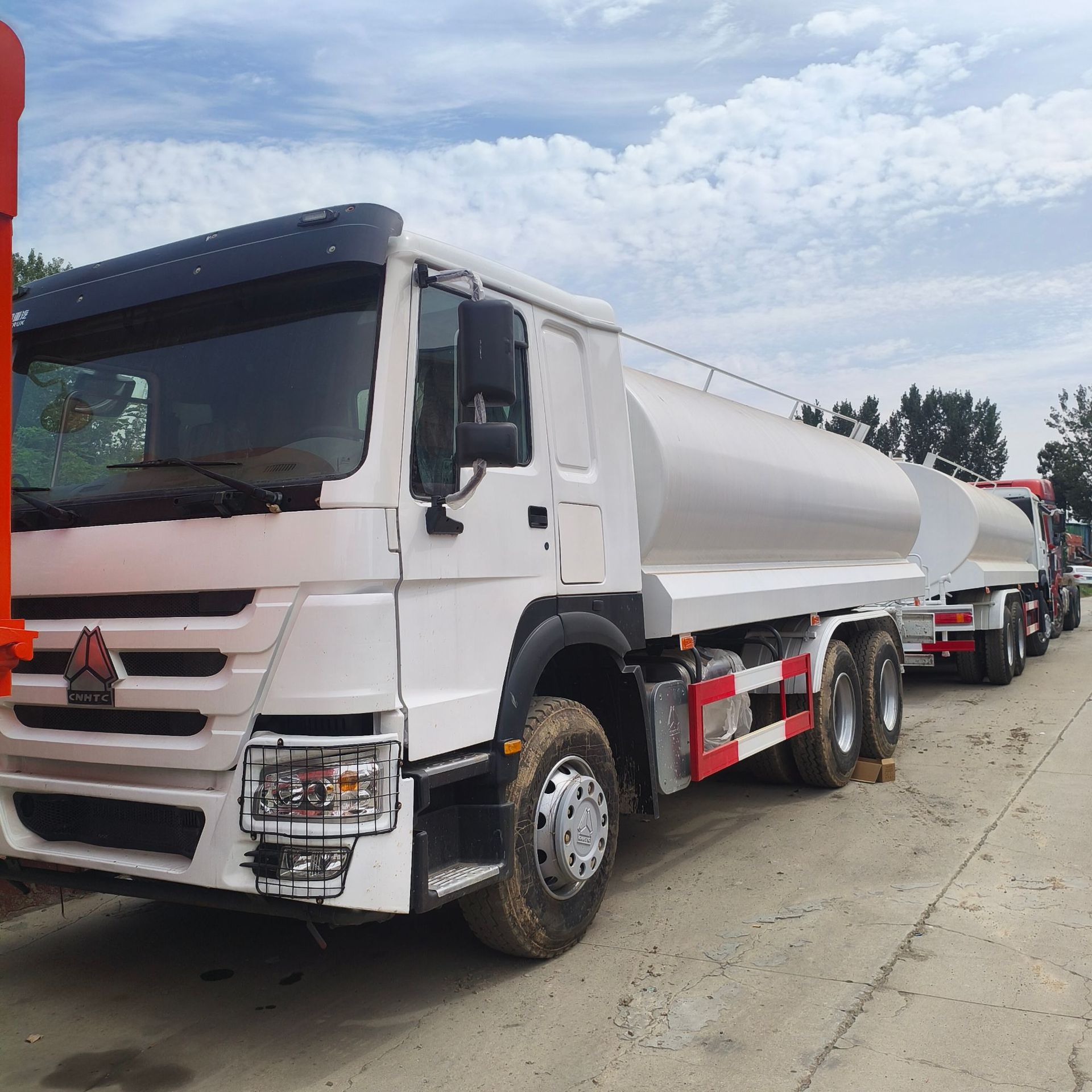 Exporting Howo 350-Horsepower Cement Tanker, Large 12-Cubic-Meter and 14-Cubic-Meter Cement Tanker