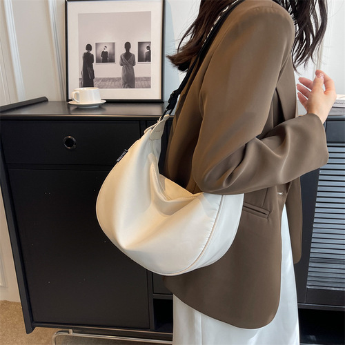 2024 new Korean version ins simple nylon cloth crossbody bag for women fashionable shoulder dumpling bag student shoulder bag trendy