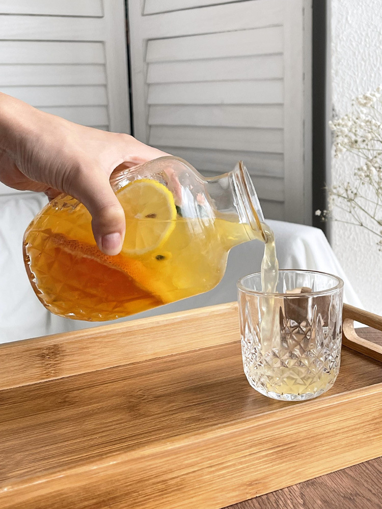 Una taza de agua potable doméstica, una persona beber té de frutas de vidrio, bebida fría, taza de leche con tapa, popularidad en línea japonesa
