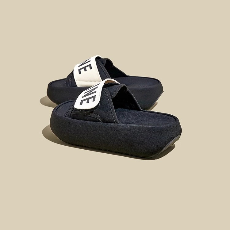 Las primeras zapatillas de una palabra con velcro de estilo antiguo y explosivo para mujer. 2025 verano nuevo estilo bizcocho sandalias de suela blanda que absorben el sudor