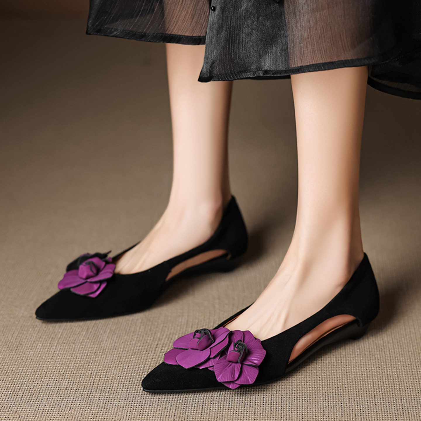 Sandal nữ mũi nhọn đế bệt quai mảnh hở bên hông hoa tím — đen