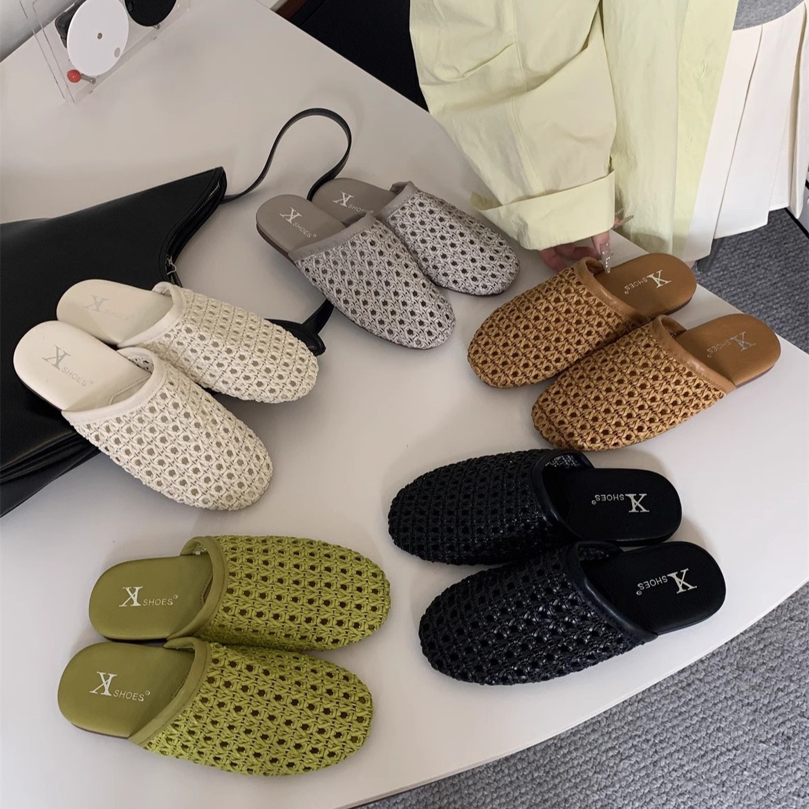 Versión de cuero suave tejida transpirable de un pie Mu Qin Boken zapatos exteriores 2025 verano nuevo estilo plano puntera media pantufla