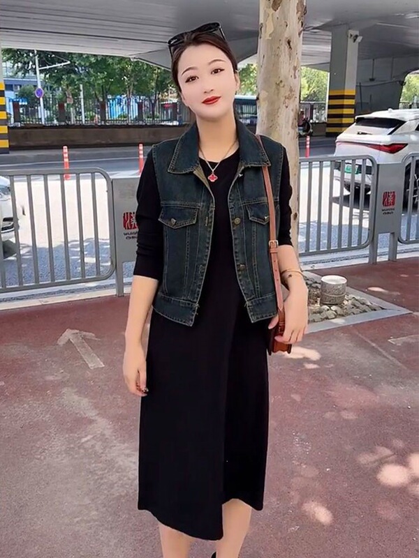 Trendy and versatile vintage denim vest for women, new spring and autumn collection, loose and stylish, age-reducing, suitable for moms, vest jacket