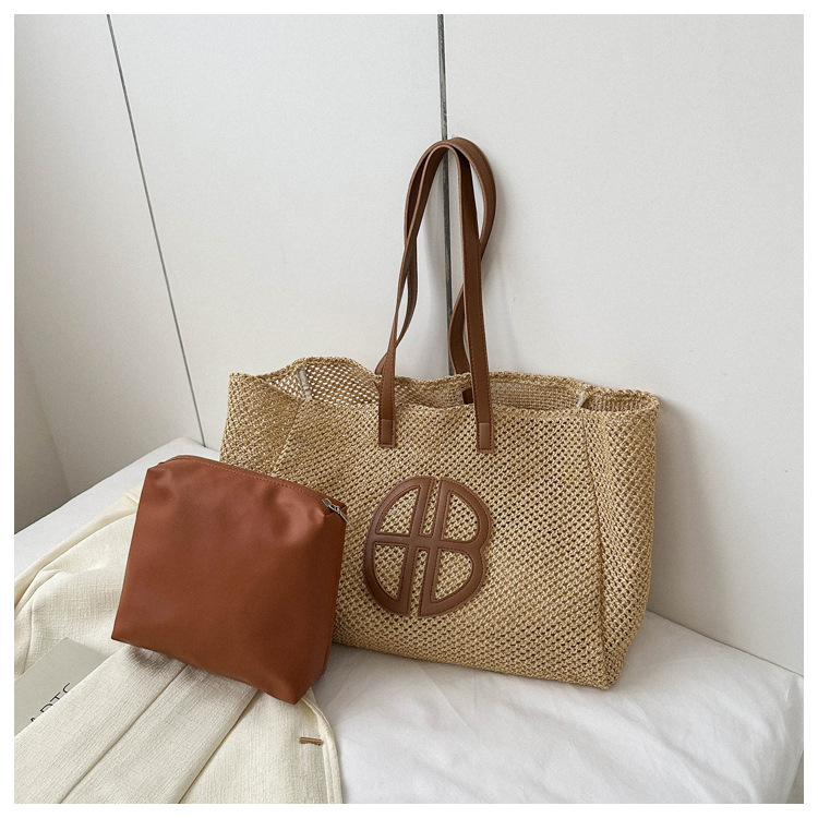 작은 가방을 가진 다크 브라운