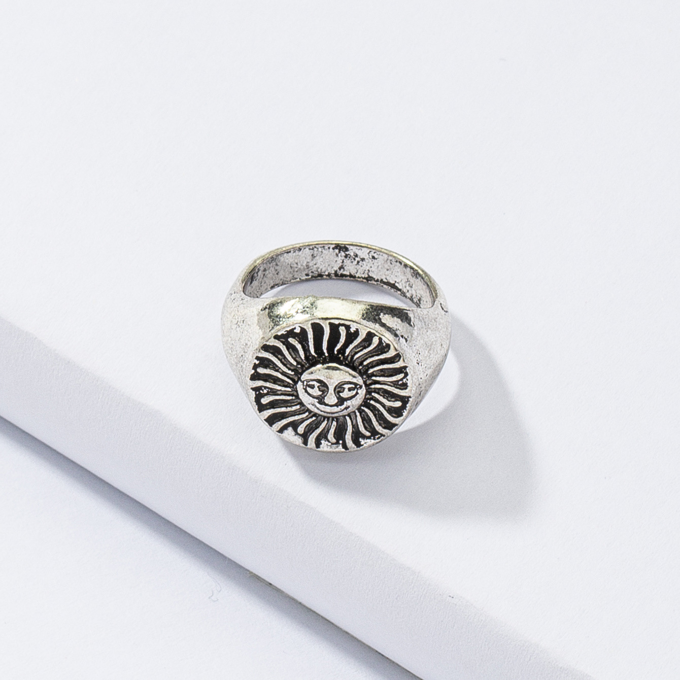 Simple Retro Sunflower Geometric Ring Wholesale Nihaojewelry display picture 2