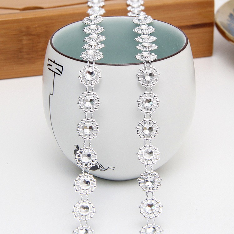 Pedrería de plástico hueca, forma de flor de ciruelo, diamante de imitación de colores AB, para ropa