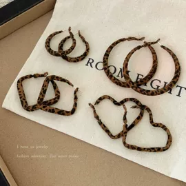 耳钉;耳环;耳圈