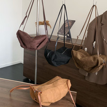 小众复古麂皮磨砂绒流浪包斜挎包2025秋冬新款休闲百搭单肩腋下包