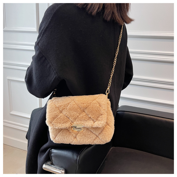 Plush Chain Shoulder Bag Lock Rhombus Women's Bag New 2021ins Furry Autumn And Winter Simplicity Fashion Small Square Bag display picture 9