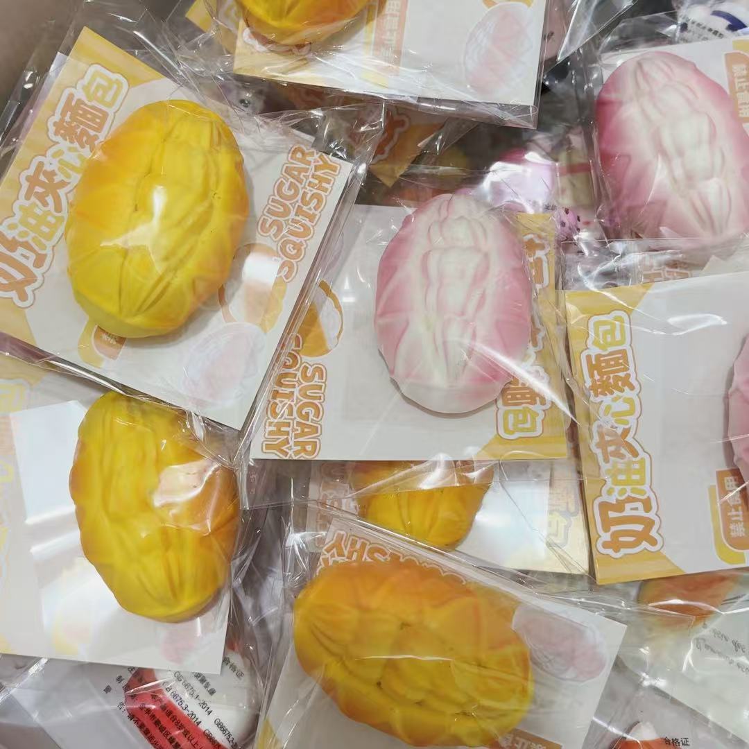 느린 리바운드가 있는 무작위 색상의 부드러운 꽃 롤빵 1개