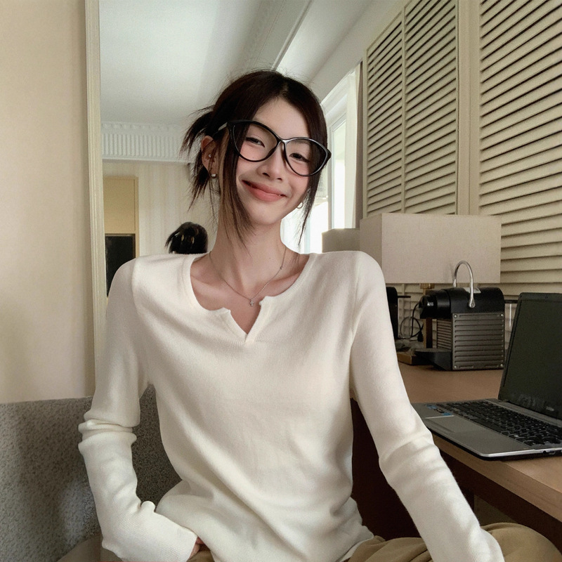V-Neck Knitwear for Women 2025 New Autum Inner White Bottoming Shirt Autum and Winter Wear Knitwear Top