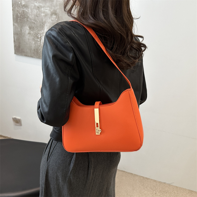 Bolso de alta sensación 2024, nuevo bolso de moda, primavera y verano, simple y versátil bolso de hombro de transporte, bolso de nicho de textura bajo la axila