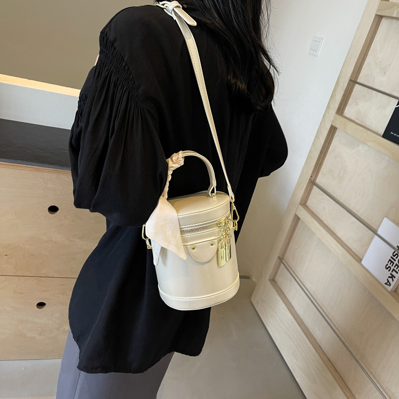 Bolso de cubo popular de este año, nuevo bolso de verano 2025, bolso de hombro de alta gama, bolso de mensajero retro de todo fósforo para mujer