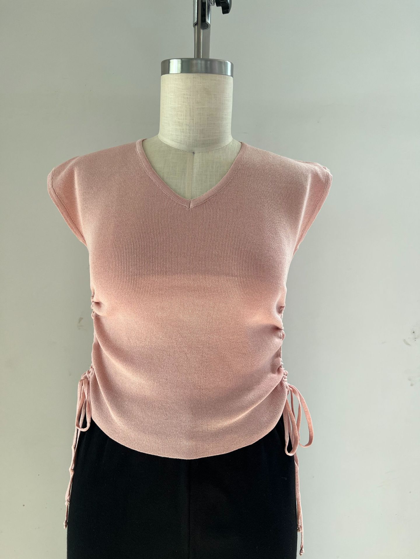 210g Weight Sleeveless Sleeve Length Viscose fiber Fabric Type Regular Top Length T-shirt Tops Type Daily Occasion V Neck Neckline Slim Fit Type Solid Color Pattern Summer Season Women's Gender Simple Style Style Wholesale Women's Simple Style Solid Color Sleeveless T-Shirts 无